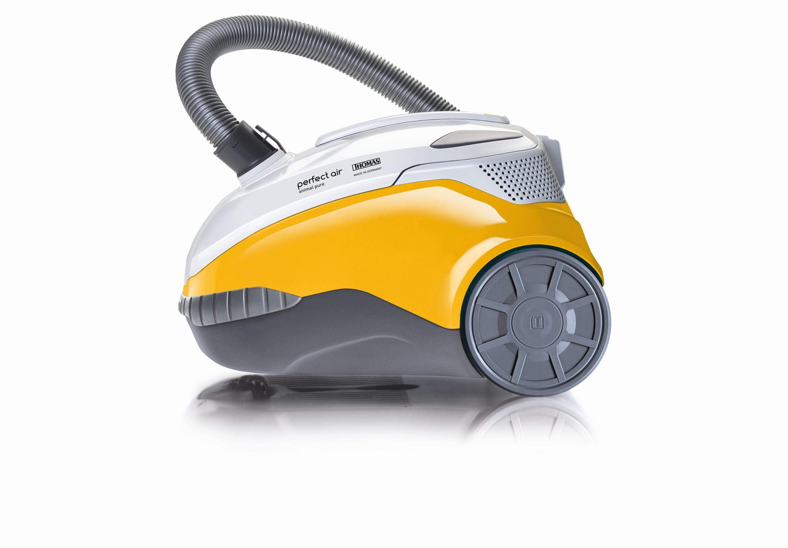 Odkurzacz, żółto-biały korpus, z szarym wężem i kołami. Białe tło.