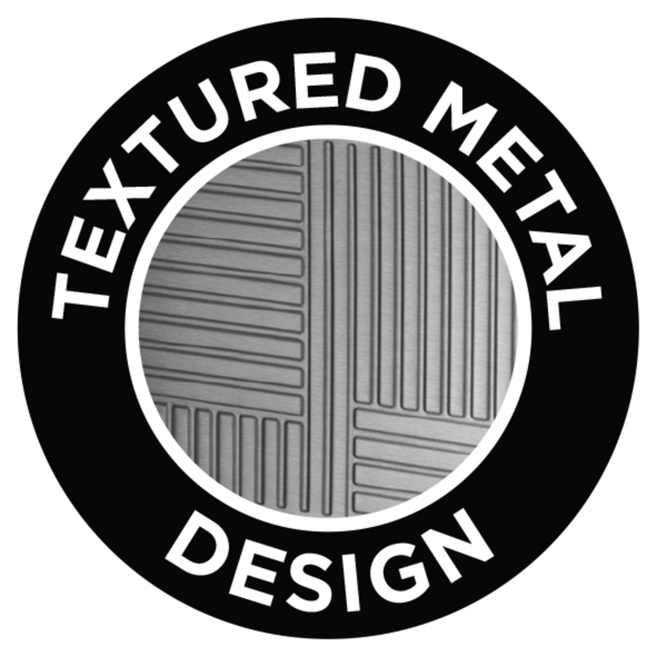 Czarno-białe koło ze słowami TEXTURED METAL DESIGN.