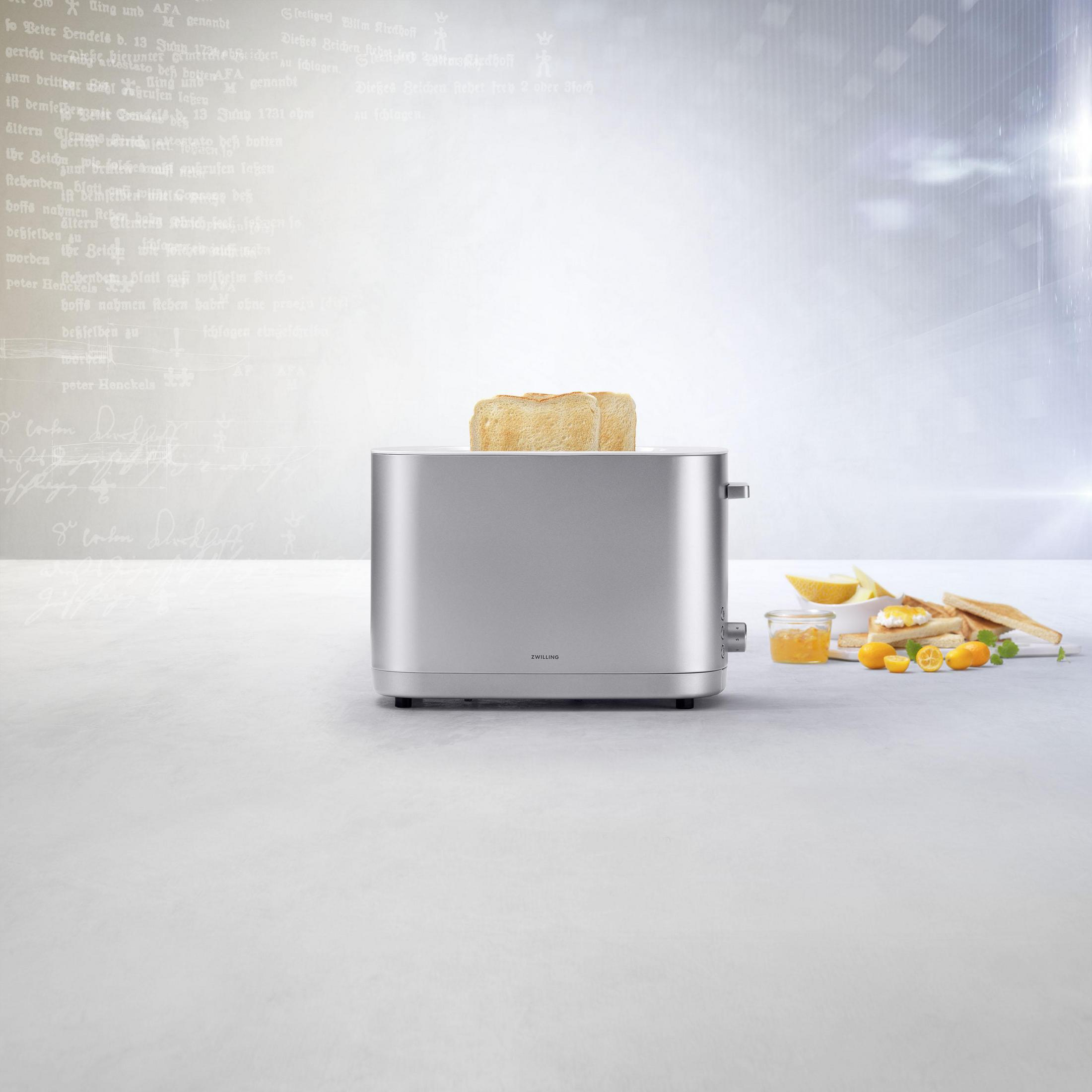 Srebrny toster z chlebem. Tost wyskakuje. Kumkwaty i dżem z boku. Tło z tekstem.