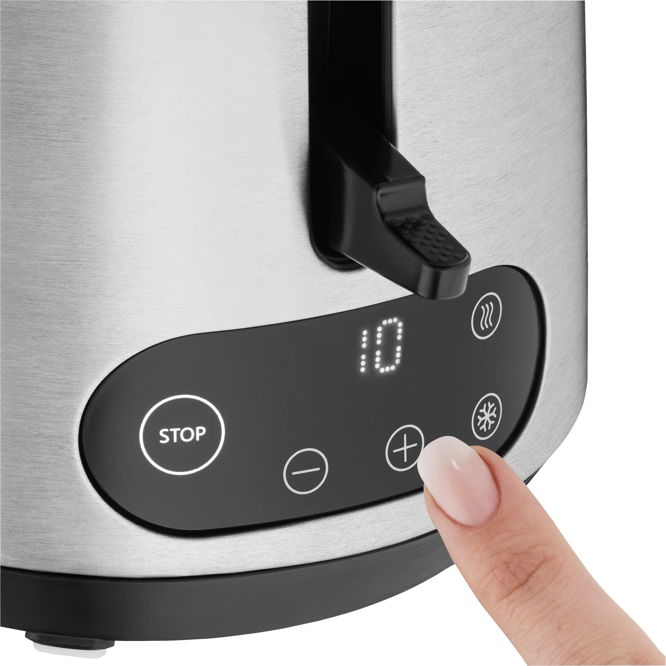 Zbliżenie tostera z wyświetlaczem cyfrowym. Palec dotyka panelu sterowania.