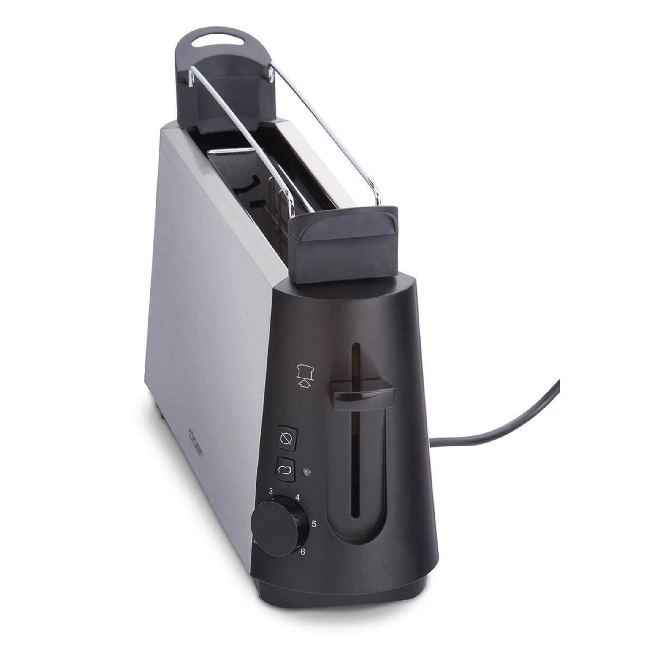 Silberner und schwarzer Toaster. Schwarze Bedienelemente vorne. Weißer Hintergrund.