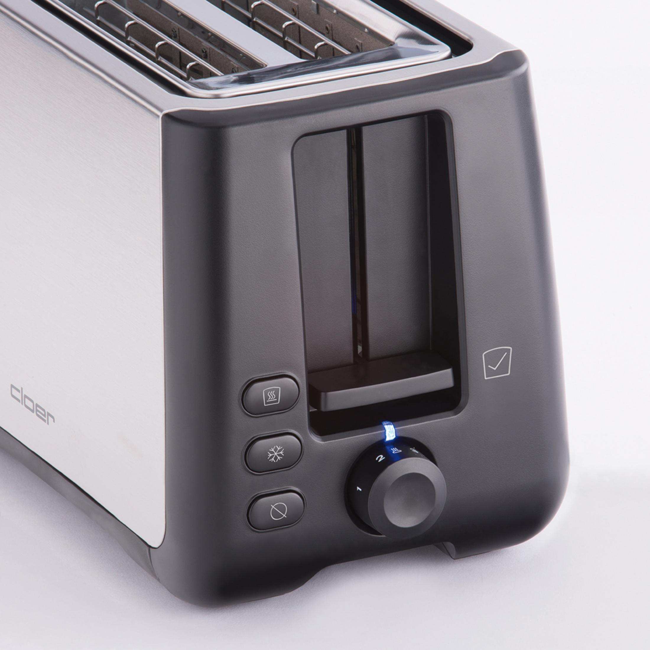 Schwarz-silberner Toaster mit Knöpfen und Drehregler, weißer Hintergrund.