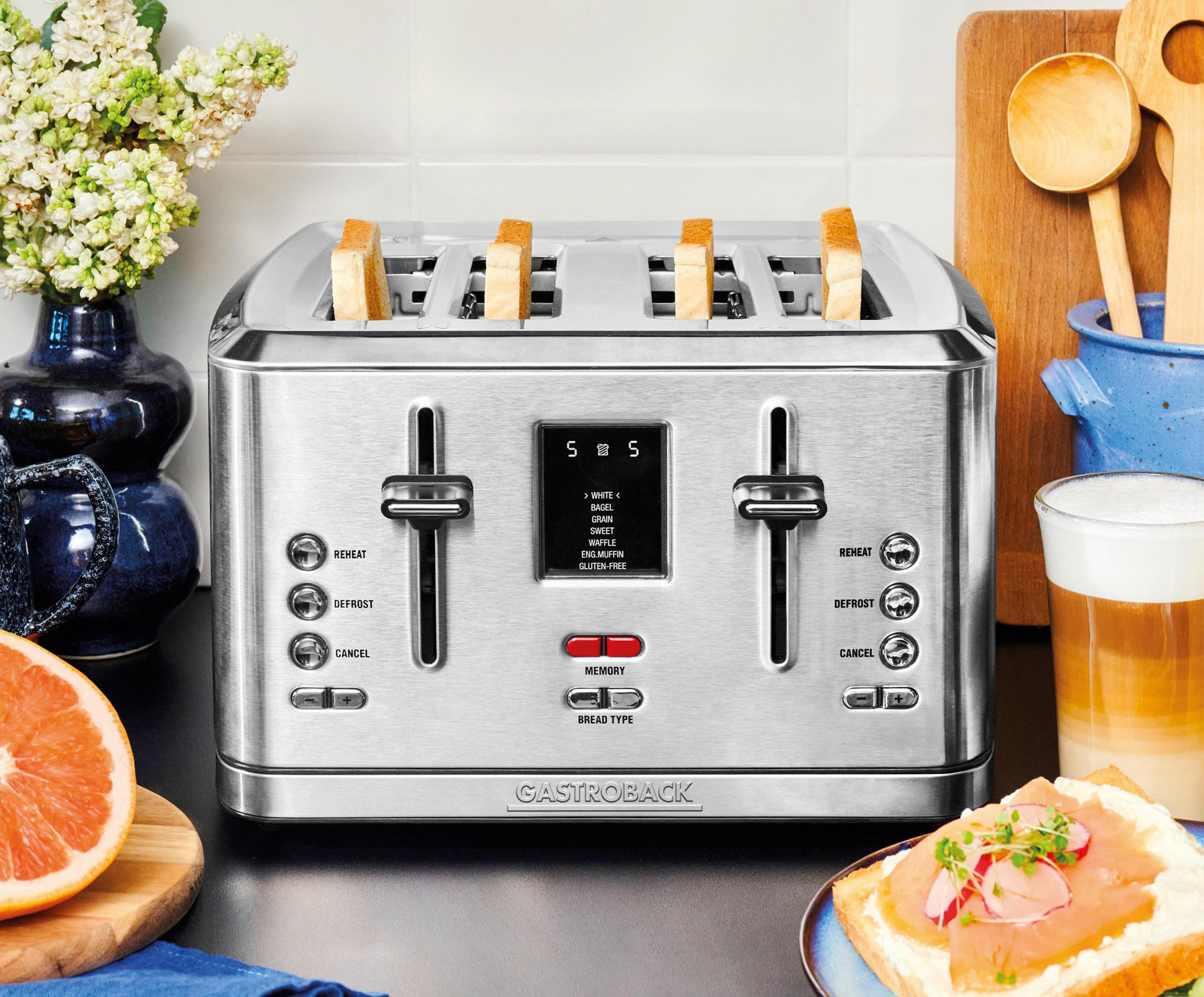 Tostapane in acciaio inossidabile con pane e impostazioni. Scena di cucina.