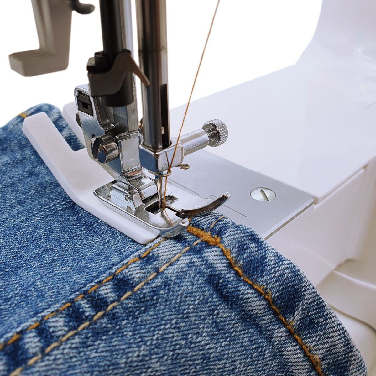 Nahmaschine Nahaufnahme. Nadel, die Jeansstoff näht. Detaillierte Ansicht des Prozesses.