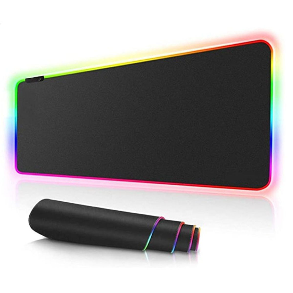 Ein schwarzes Mauspad mit farbiger LED-Umrandung, daneben aufgerollt, weißer Hintergrund.