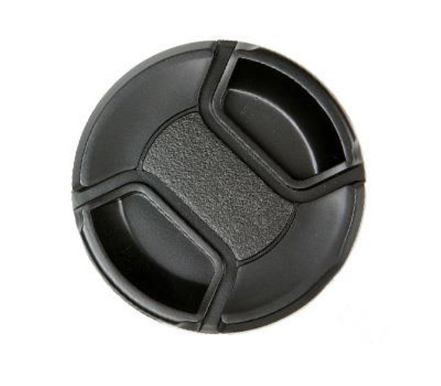 Schwarzer Objektivdeckel mit strukturierter Mitte und geschwungenem Design. Weißer Hintergrund.