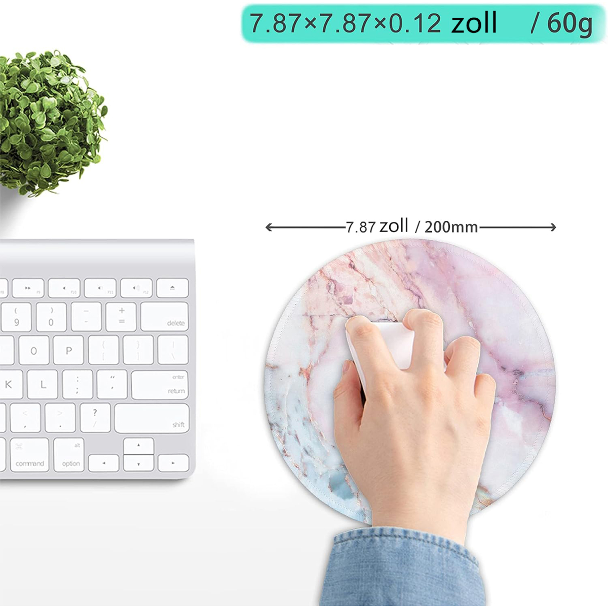 Eine Hand benutzt eine Maus auf einem Mauspad mit Marmormuster neben einer Tastatur.
