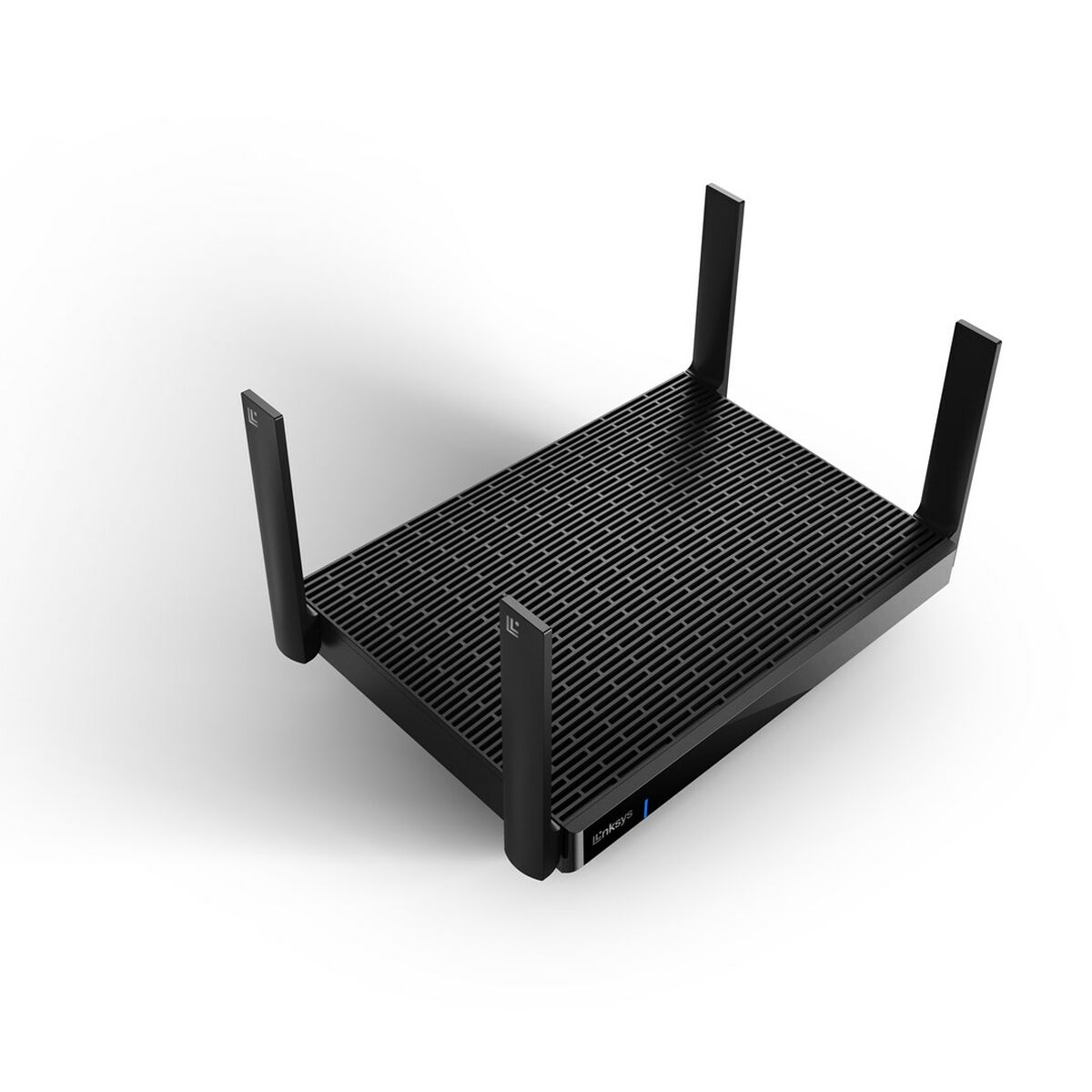 Czarny router z 4 antenami na białym tle. Posiada logo Linksys.