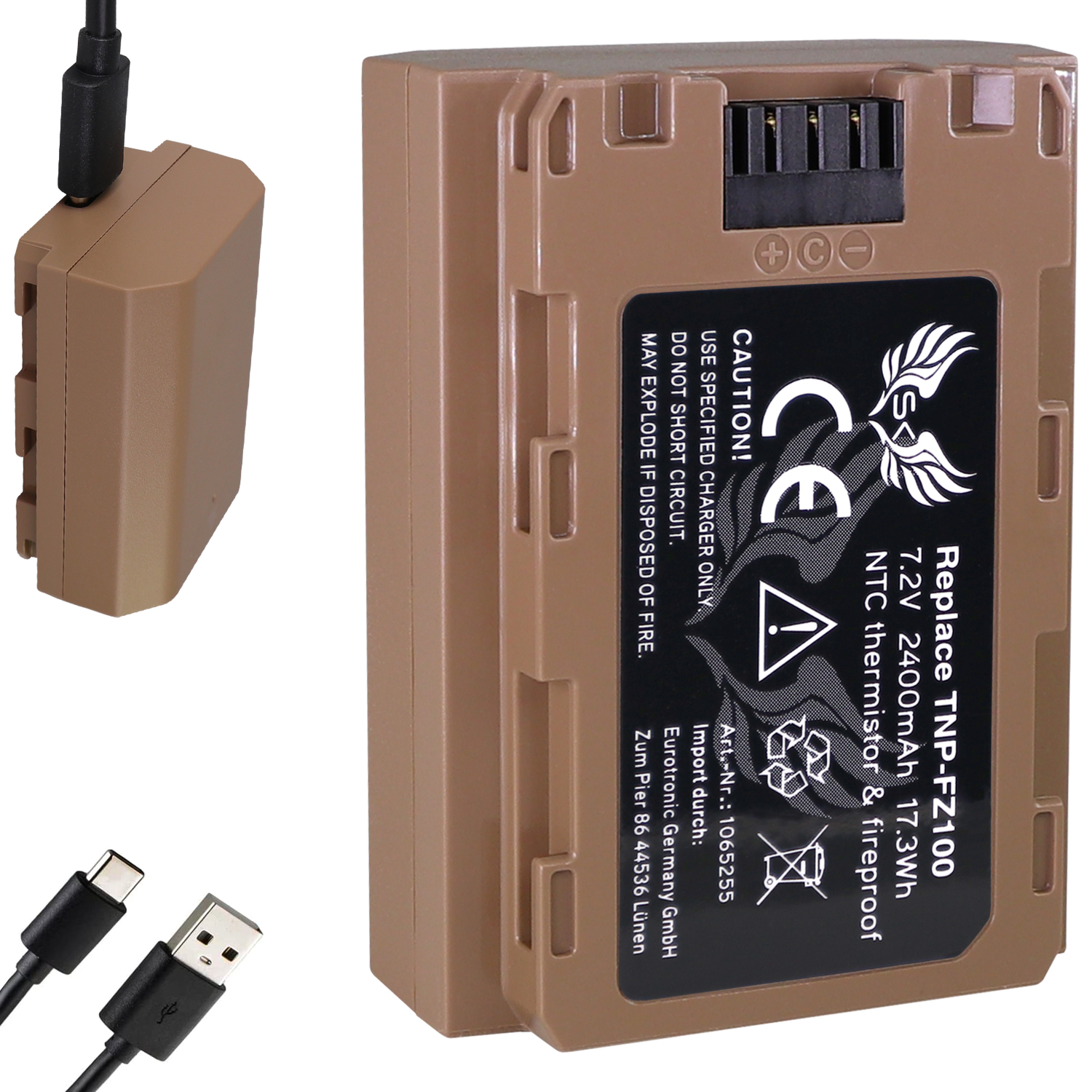 Hellbraunes Akku-Pack mit Ladegerät und zwei USB-Kabeln. Weißer Hintergrund.