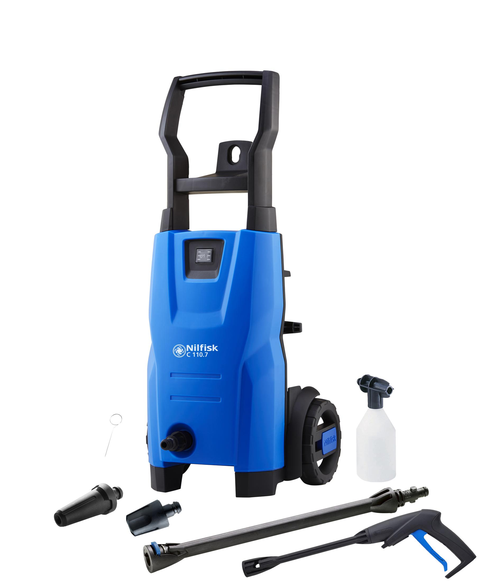 È mostrata un'idropulitrice blu con accessori. È su sfondo bianco. Gli accessori sono neri e bianchi.