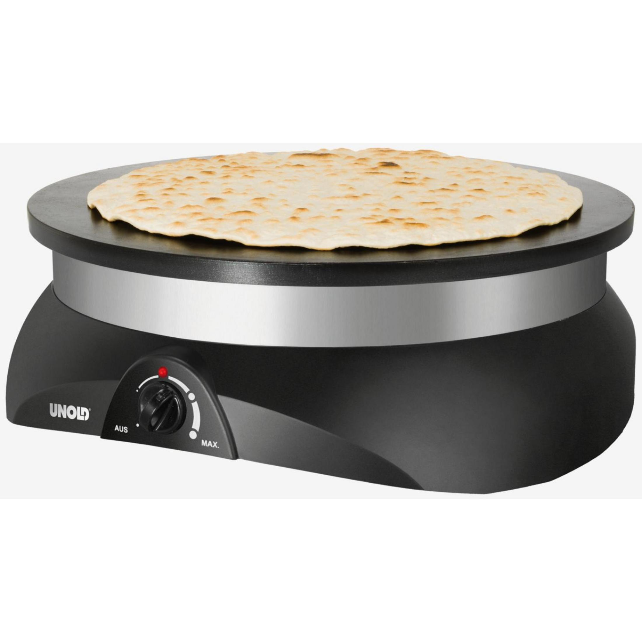 Una crepiera nera con una crepe cotta sopra è mostrata su sfondo bianco.