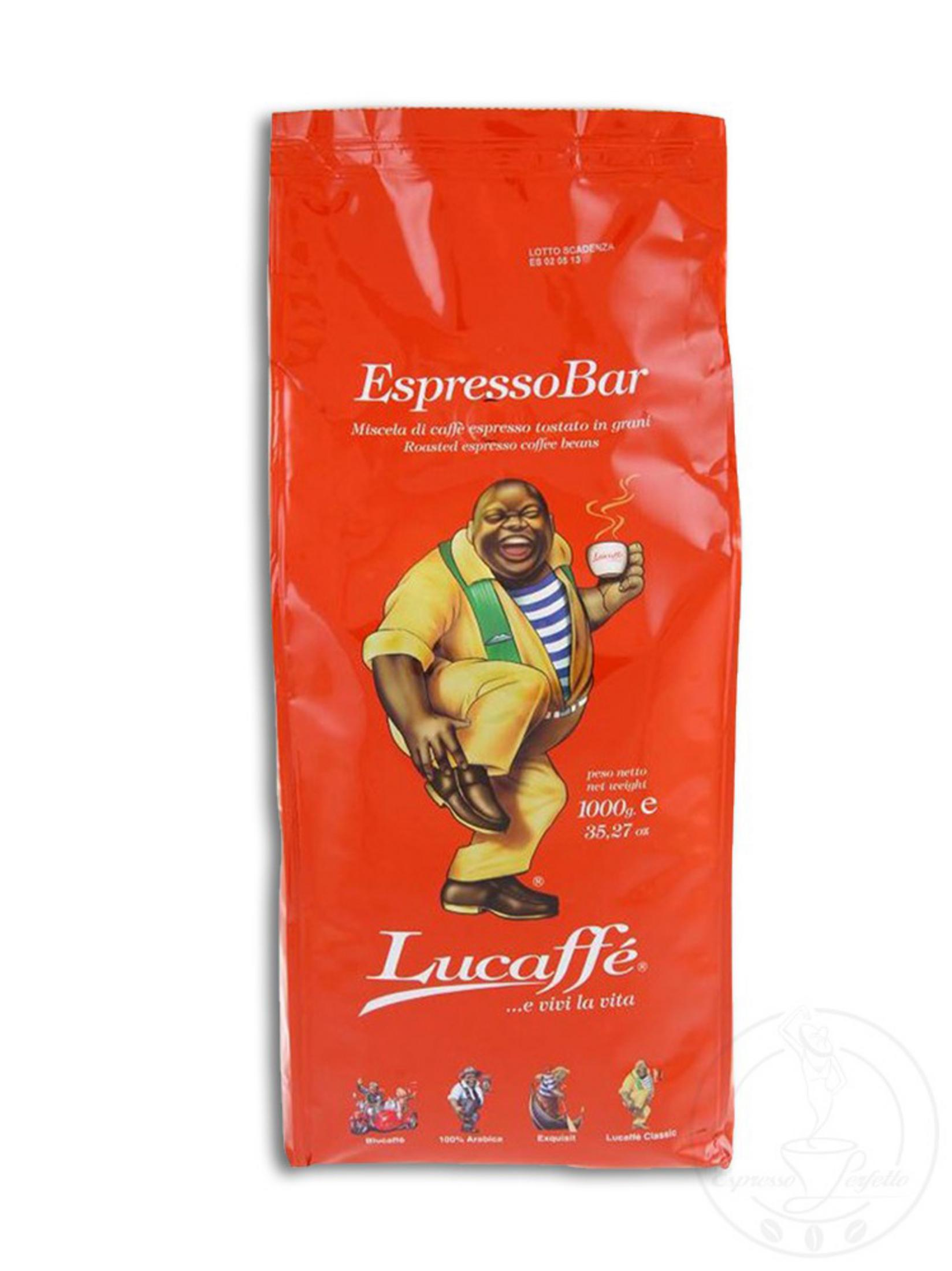 Roter Beutel Lucaffe Espresso Bar Kaffee. Eine Cartoonfigur hält eine Tasse. Text auf der Tüte.