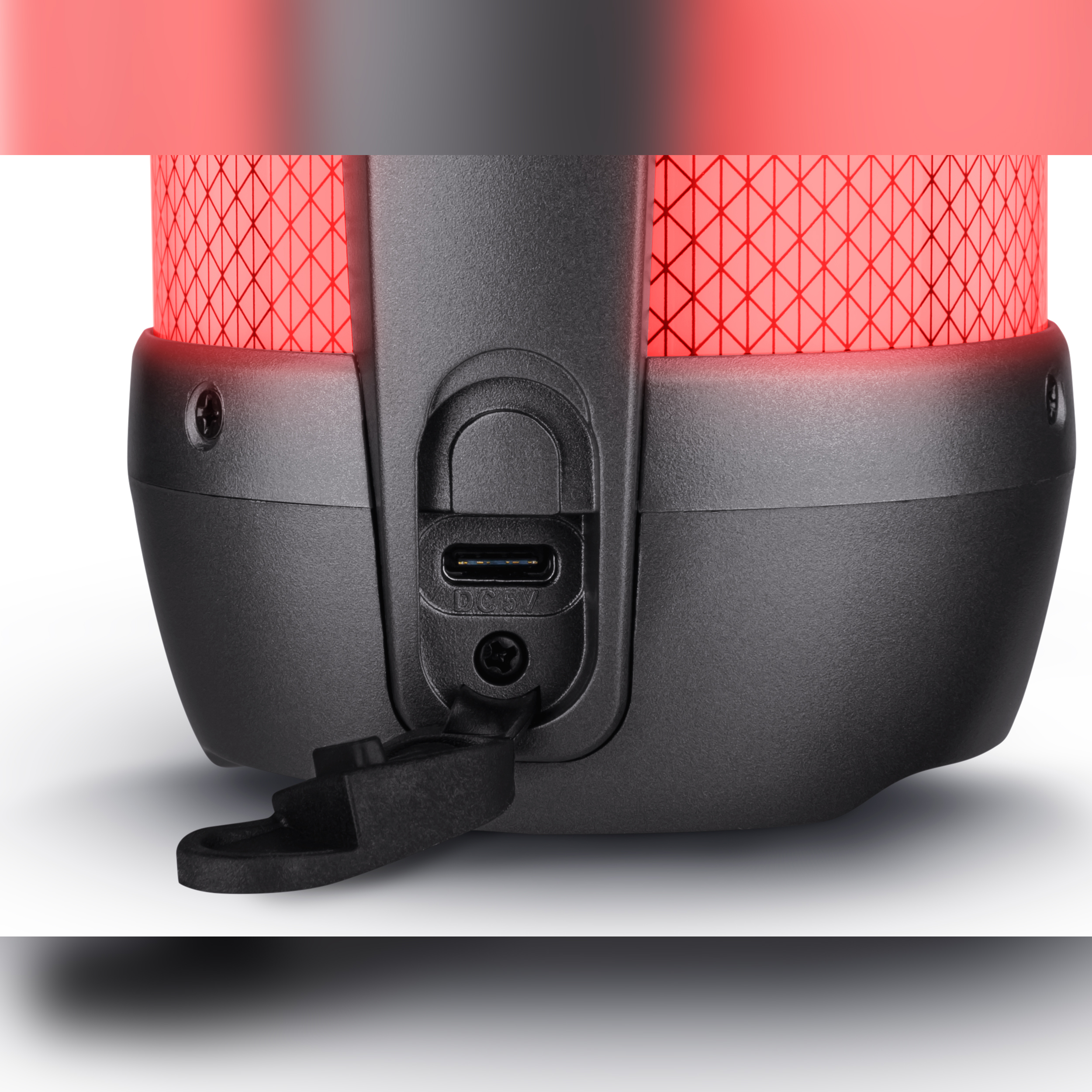 Zwarte en rode speaker met oplaadpoort.