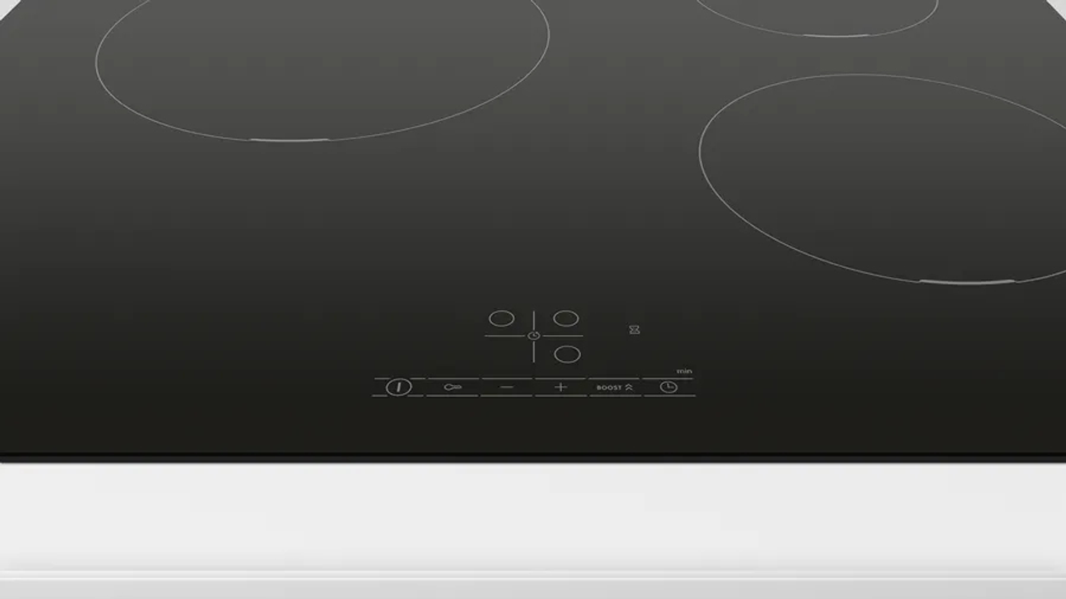 Czarna płyta indukcyjna z czterema okrągłymi palnikami. Panel sterowania na dole.