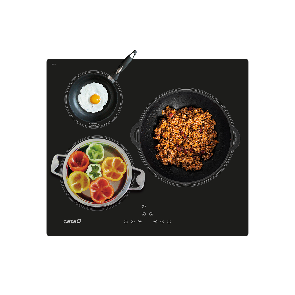 Placa de inducción negra con sartenes. Huevo frito, pimientos y un wok con comida.