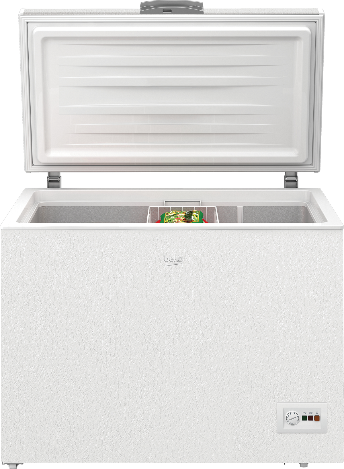 Congelatore bianco con coperchio aperto. All'interno alimenti surgelati.