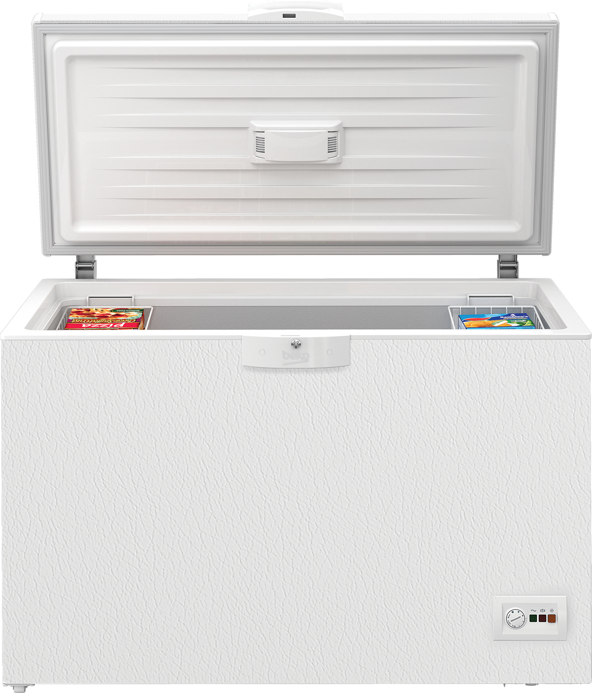 Congelatore a pozzetto bianco, coperchio aperto. Contiene prodotti surgelati. Ha un pannello di controllo.