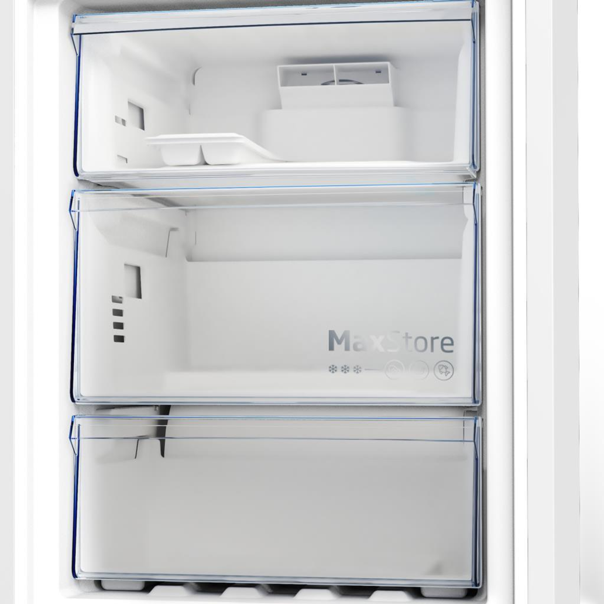 Primer plano del congelador de un refrigerador. Tres cajones, interior blanco, etiqueta MaxStore.