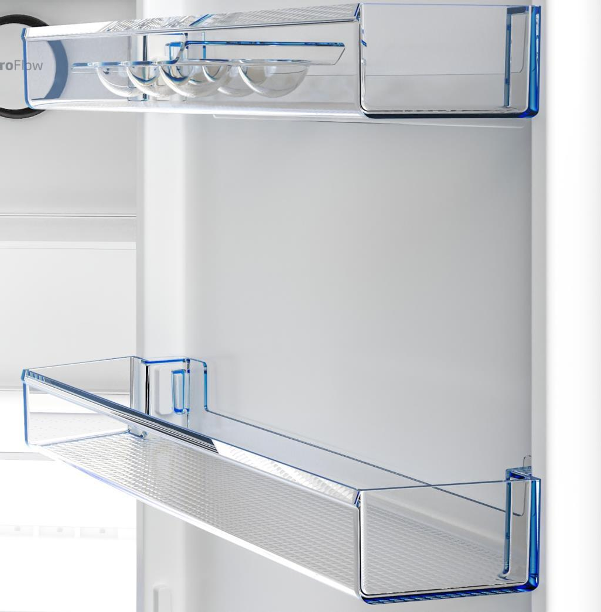 Interior de nevera con estantes transparentes y cuencos de vidrio, ribete azul.