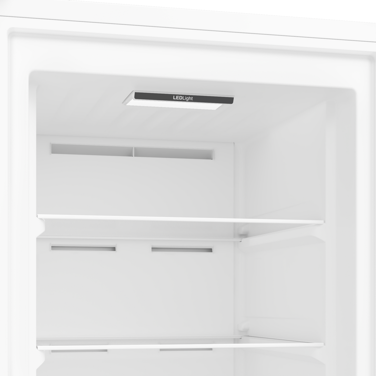 De binnenkant van een witte koelkast. Er zijn twee planken en een LED-lamp aan de bovenkant. Schoon en helder.
