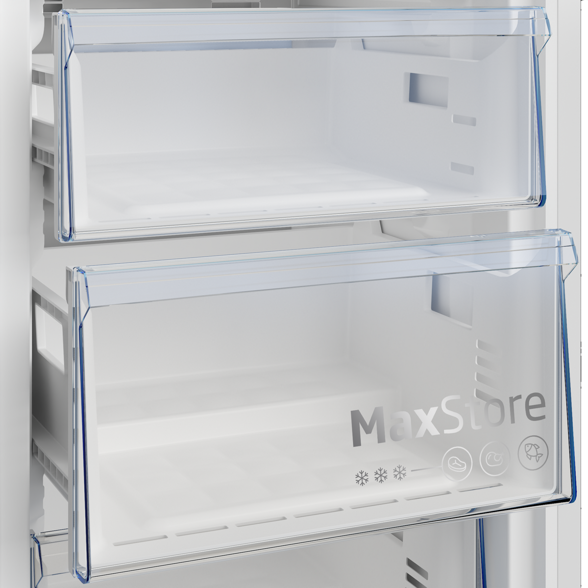 Een geopende koelkast met twee transparante laden met het label MaxStore.