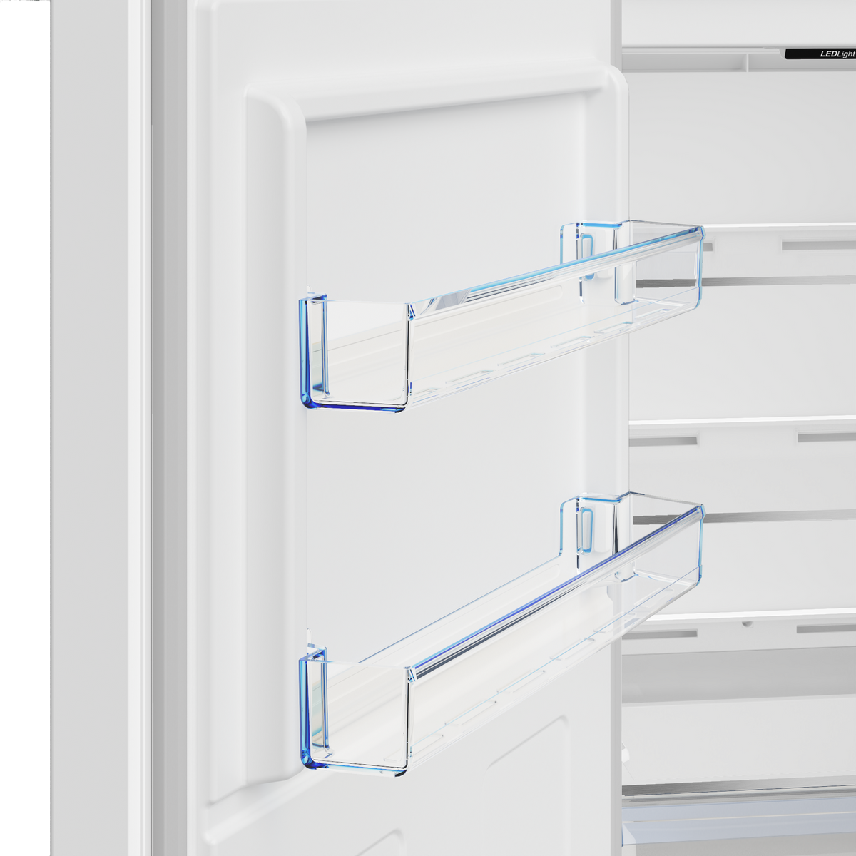 Binnenkant van een witte koelkast. Twee doorzichtige planken met blauwe rand zijn zichtbaar. De deur is open.