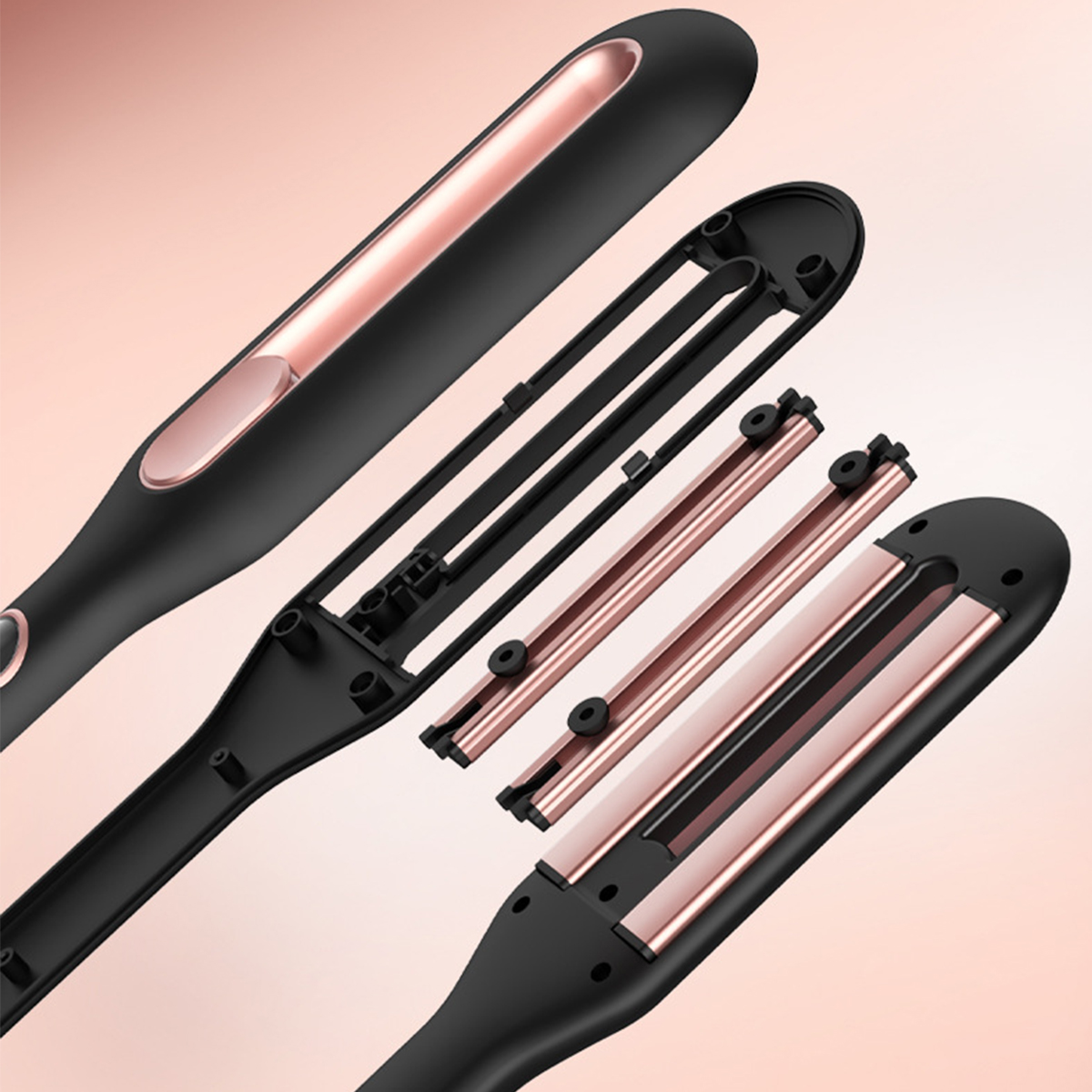 Ein Haarglätter zerlegt. Die Komponenten sind schwarz und roségold. Das Bild zeigt verschiedene Teile.