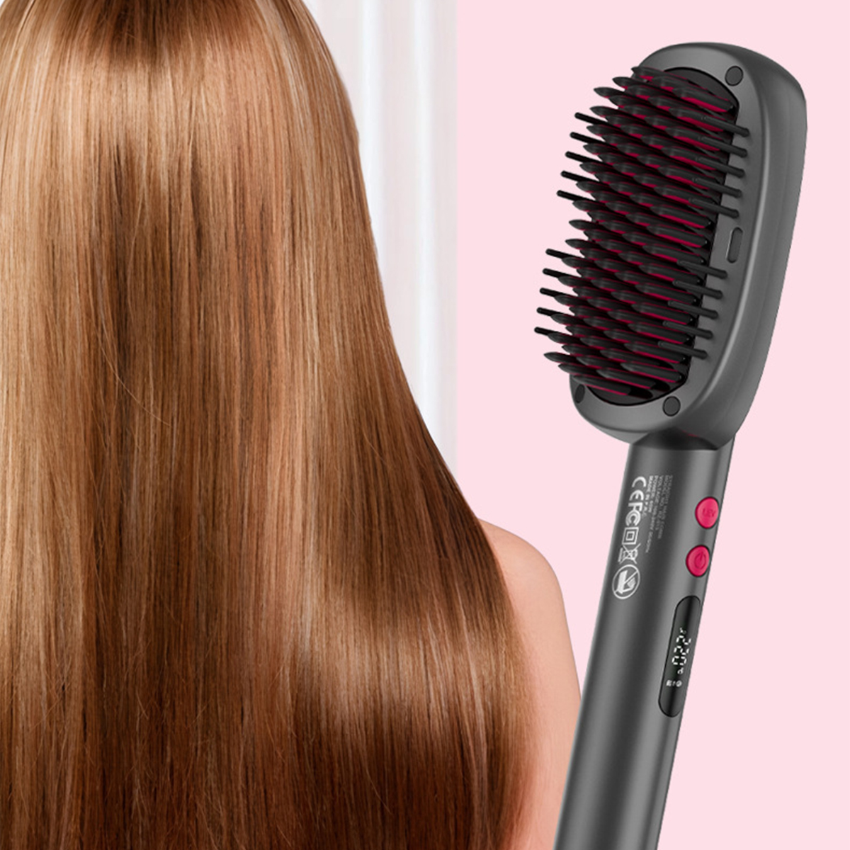Frau mit langen, glatten, hellbraunen Haaren. Eine Haarglättungsbürste ist neben dem Haar.