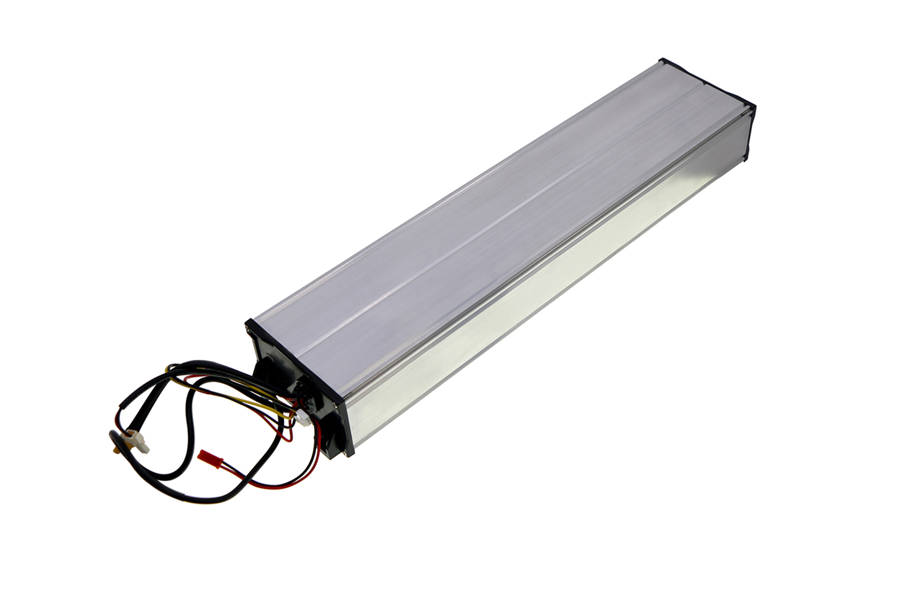 Un objeto metálico rectangular largo con cables. Es un componente electrónico.