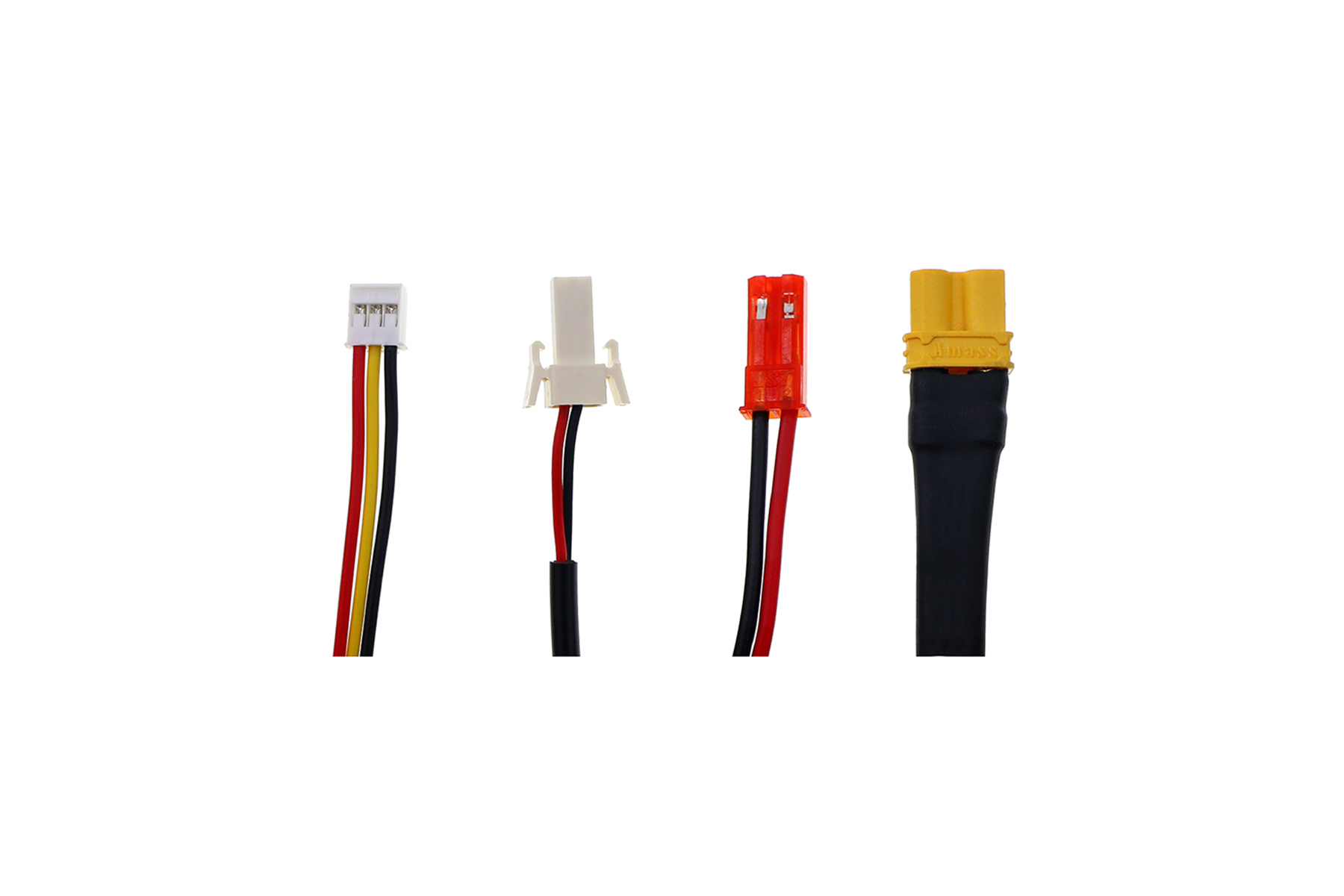 Cuatro conectores de cable diferentes, vista de cerca, aislados en blanco.