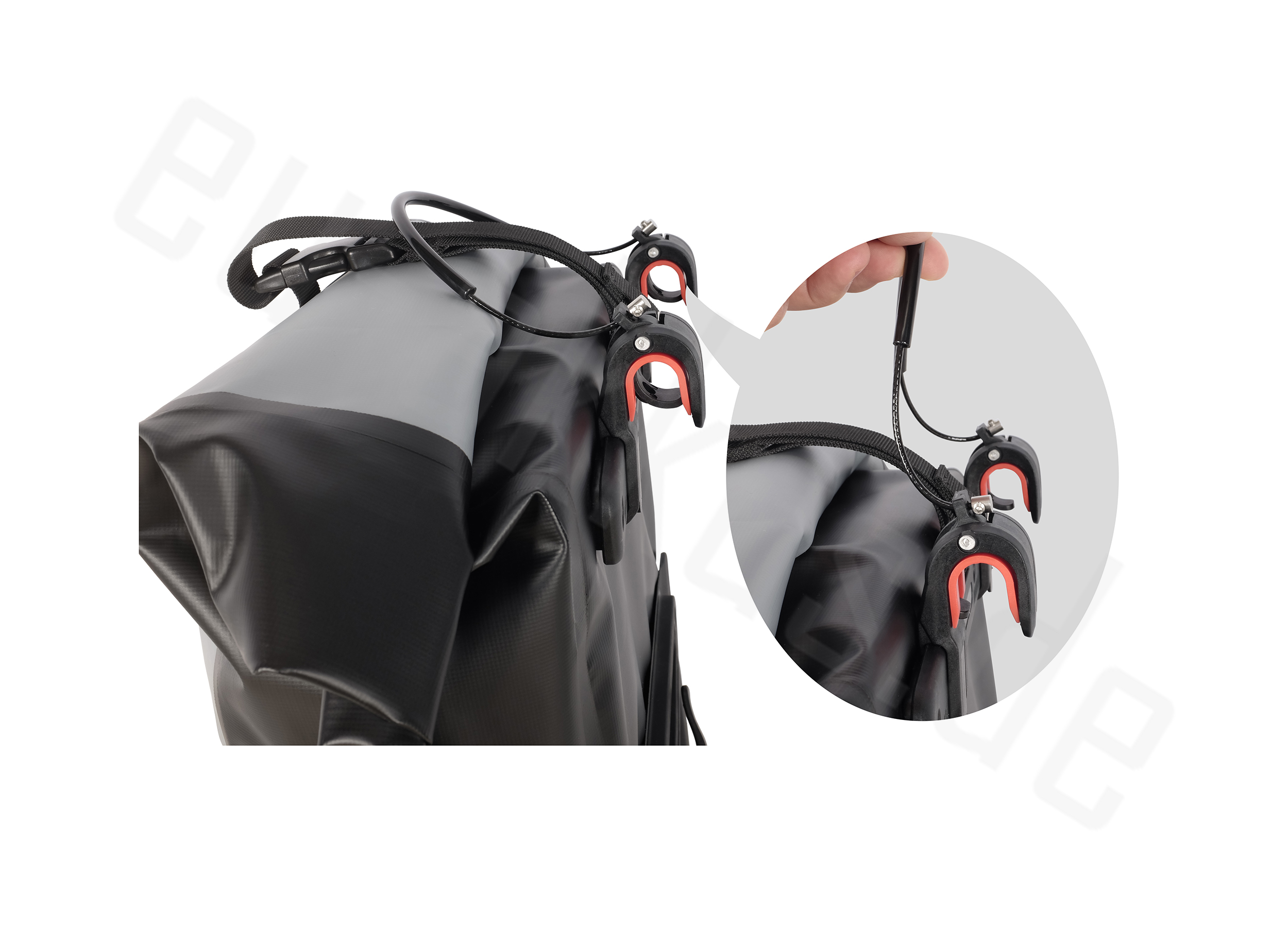 Schwarzer Rucksack mit grauem Oberteil. Eine Hand hält einen schwarzen Riemen, der mit dem Oberteil des Rucksacks verbunden ist.