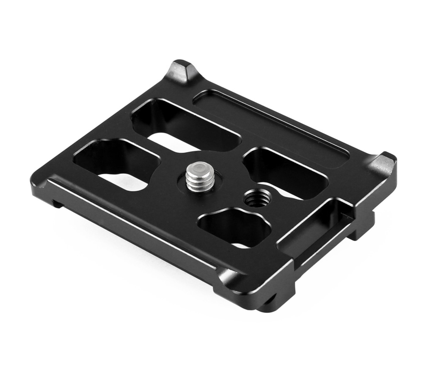 Eine schwarze Metallkameraplatte mit Schraube und Aussparungen, isoliert auf Weiß.