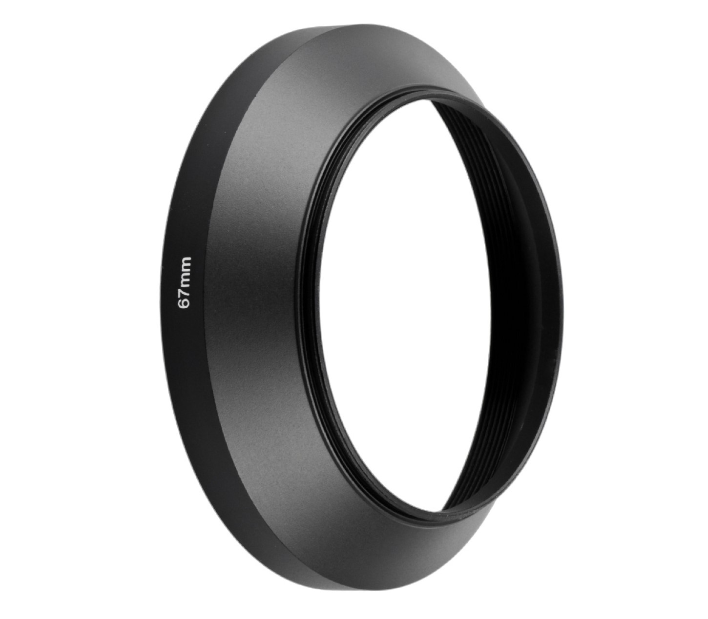 Schwarze Kamerasonnenblende. Die Blende ist kreisförmig und hat eine 67-mm-Markierung an der Seite.