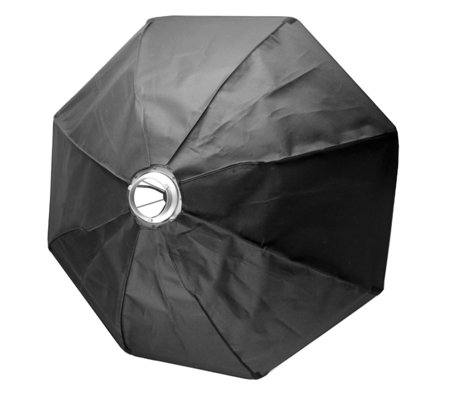 Eine schwarze Softbox. Es ist eine achteckige Form. Es ist an einem Blitz befestigt.
