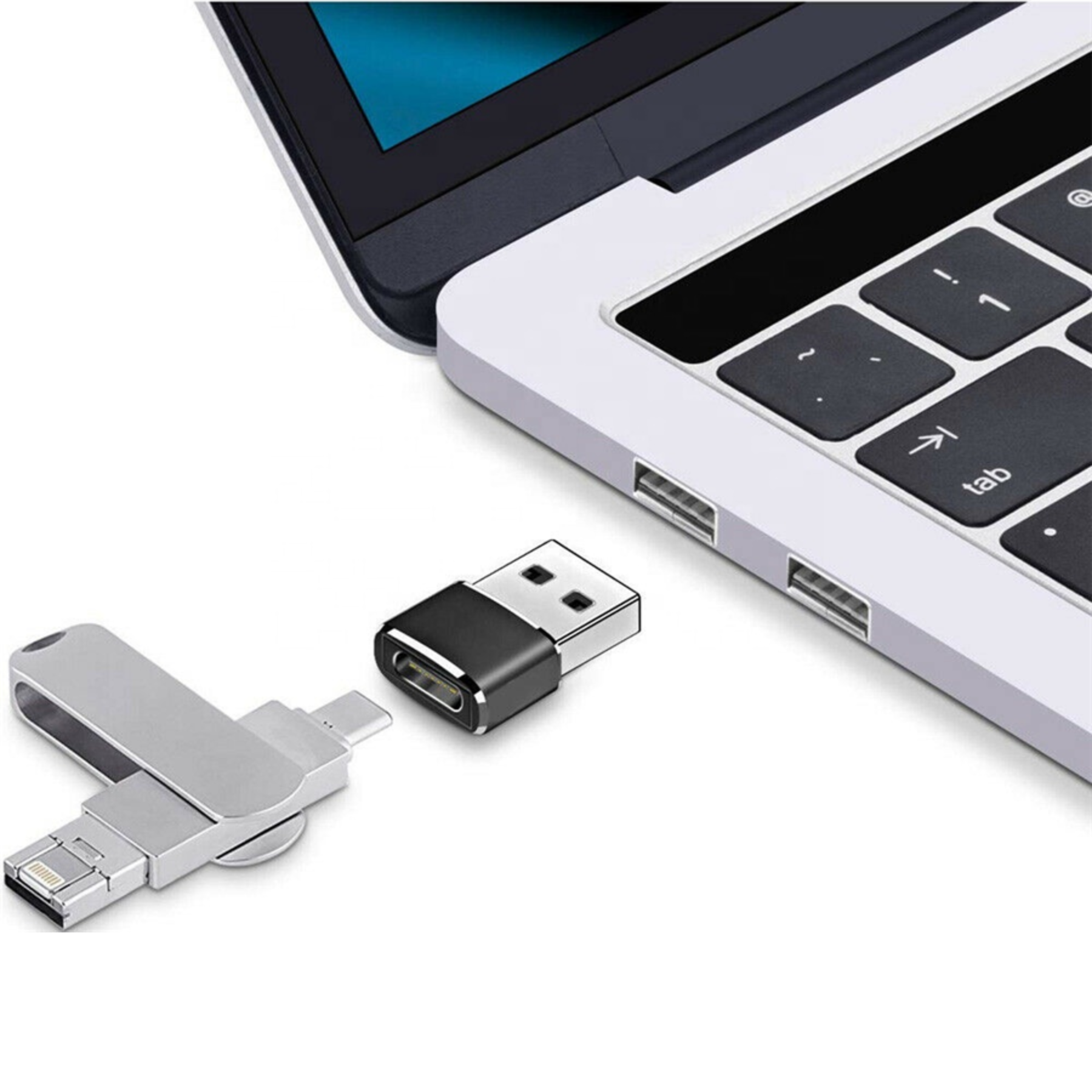 Silberner USB-Stick, verbunden mit einem schwarzen Adapter und einem Laptop.
