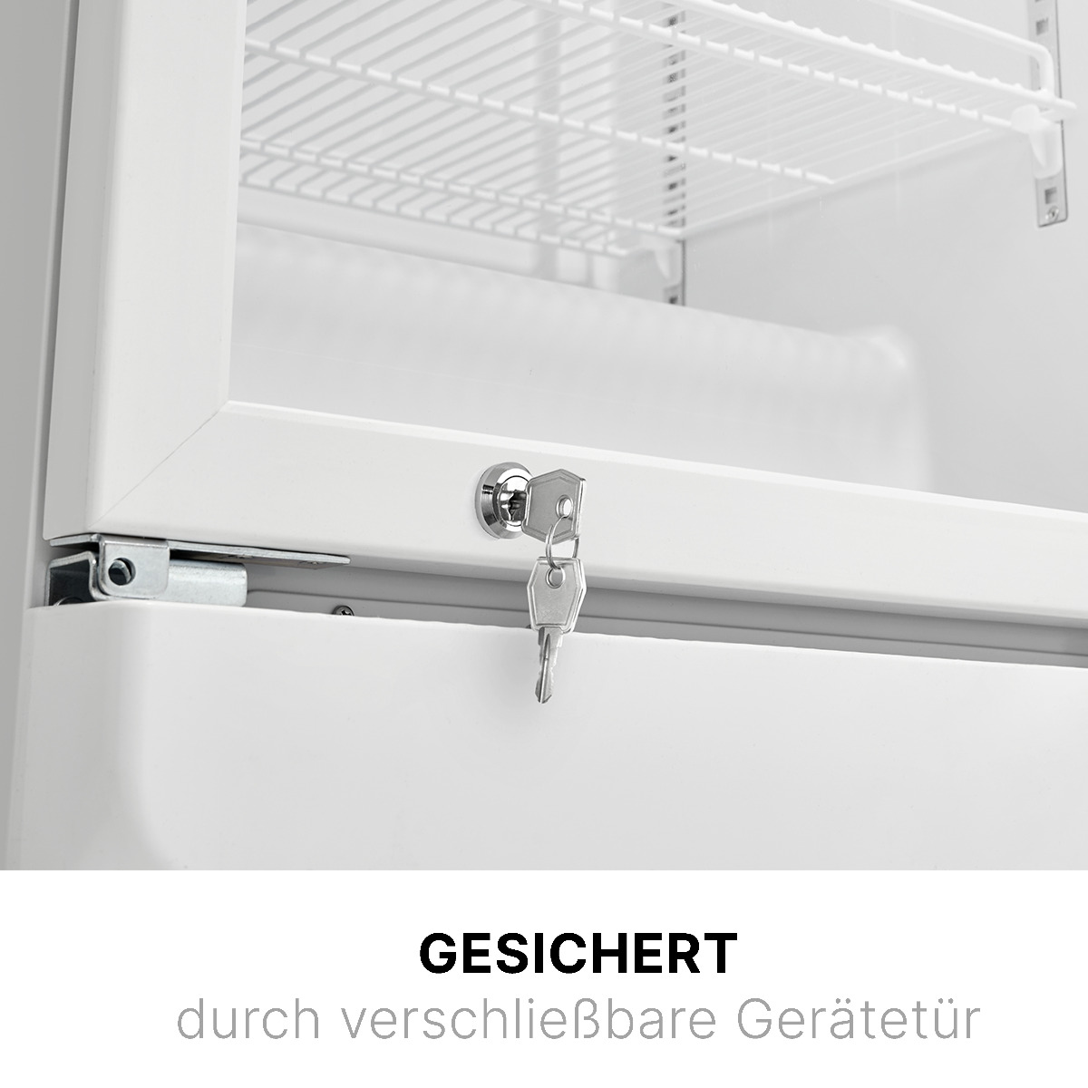 Nahaufnahme einer Kühlschranktür mit einem Schlüssel im Schloss.