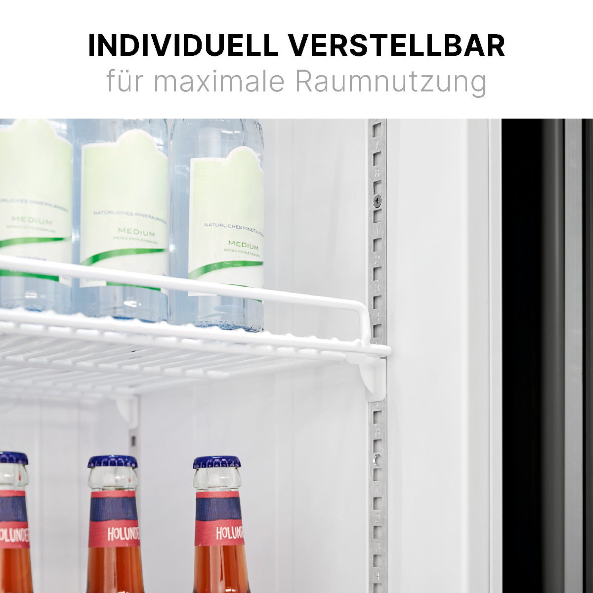 Kühlschrankinnenraum mit Flaschengetränken auf Regalen, Text: 'Individuell verstellbar'.