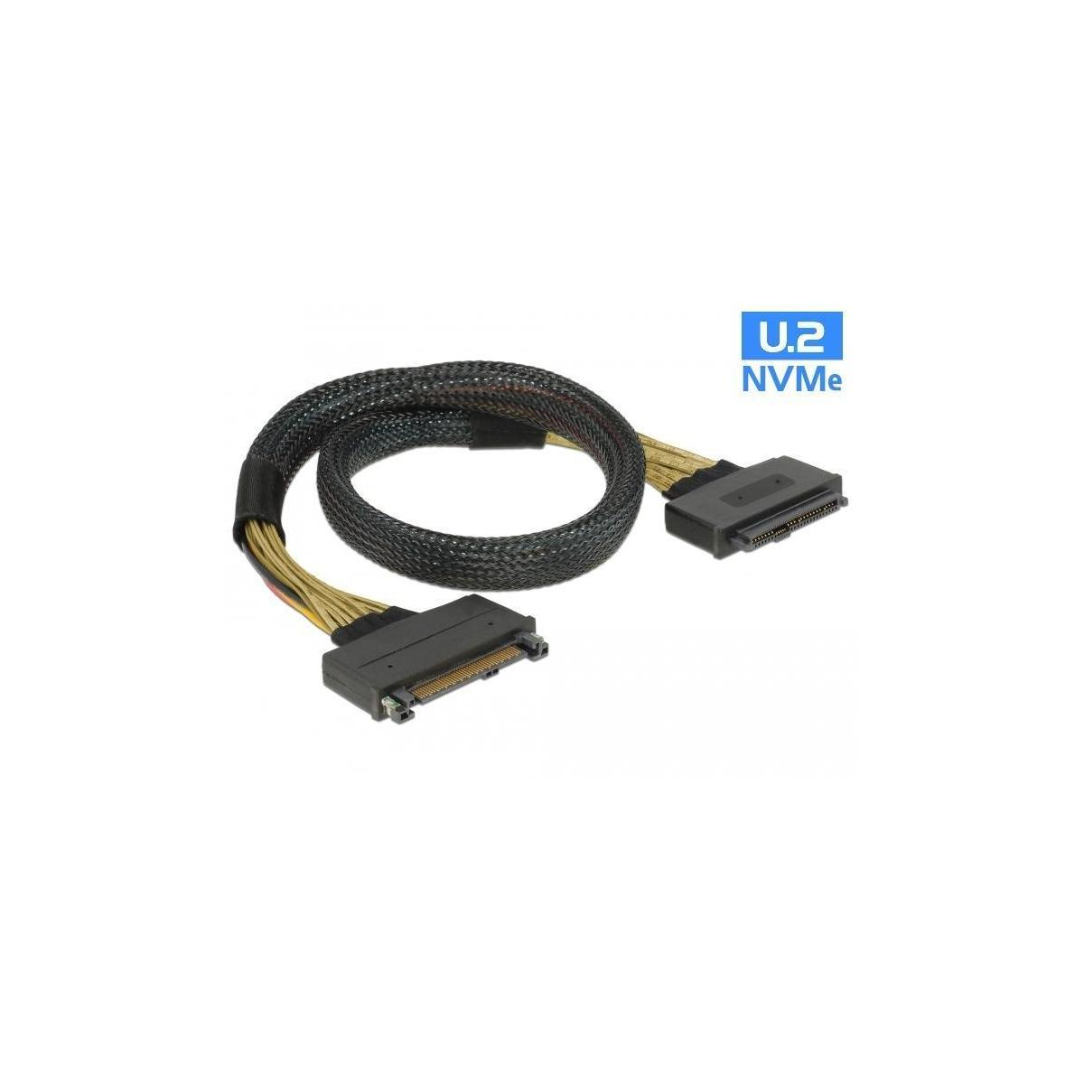 Un cavo nero e intrecciato con connettori, etichettato U.2 NVMe, su sfondo bianco.