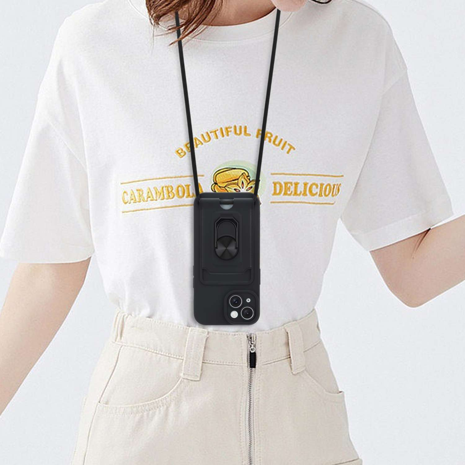 Eine Person, die ein weißes T-Shirt mit Text trägt, hält eine Handyhülle mit einem Schlüsselband.