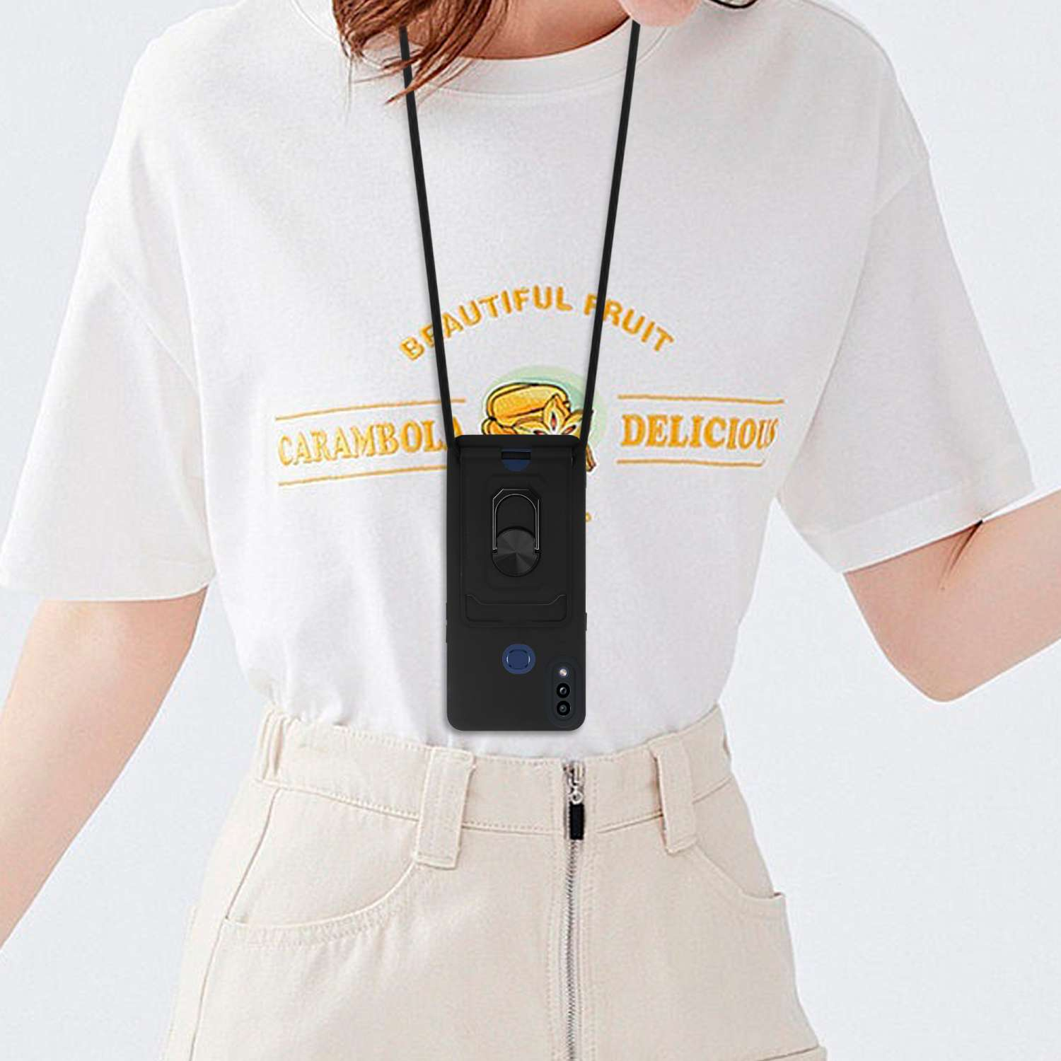 Une personne porte une chemise blanche et un pantalon beige. Un étui de téléphone noir avec un cordon est suspendu sur sa poitrine.
