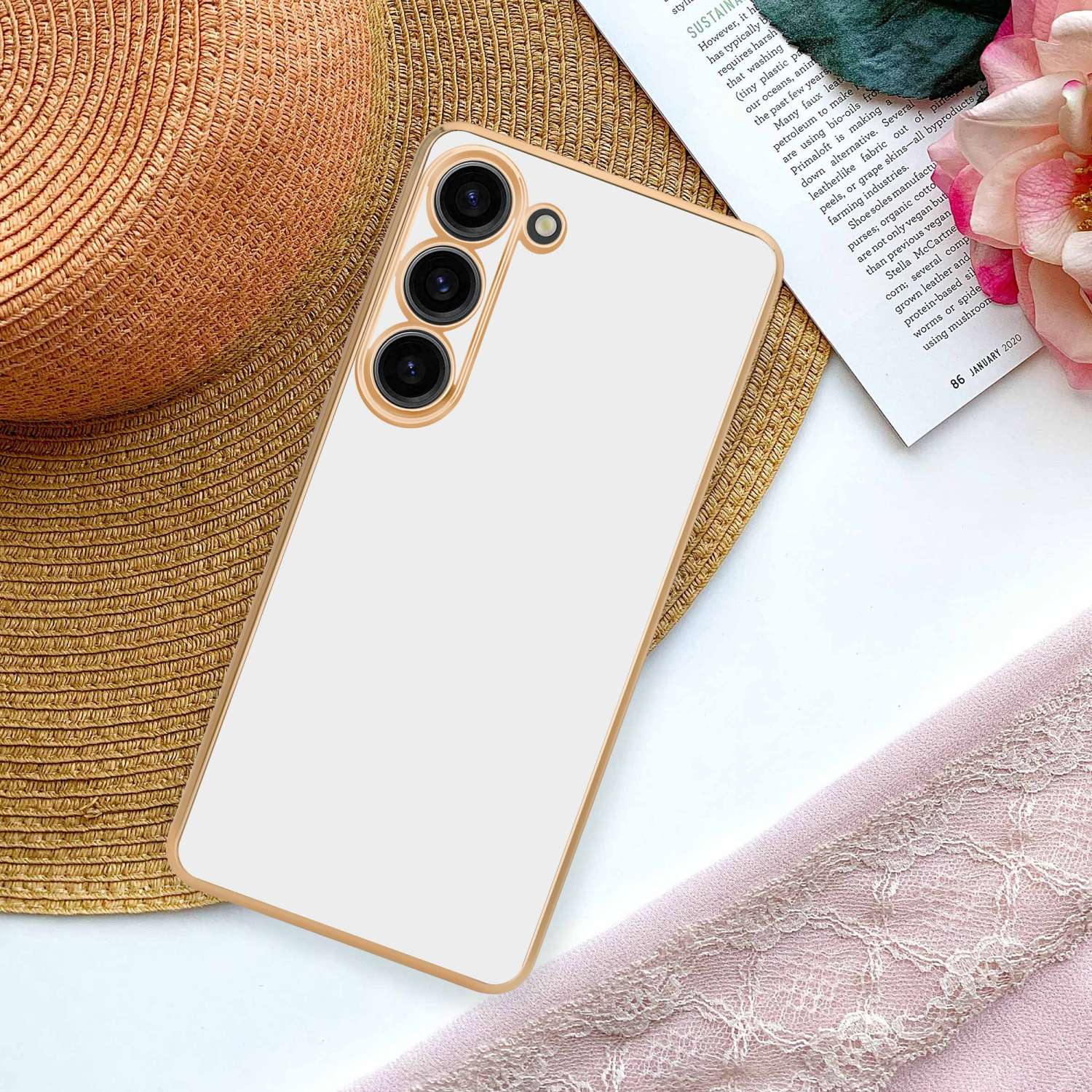 Una custodia per telefono su una superficie con un cappello e una sciarpa rosa.