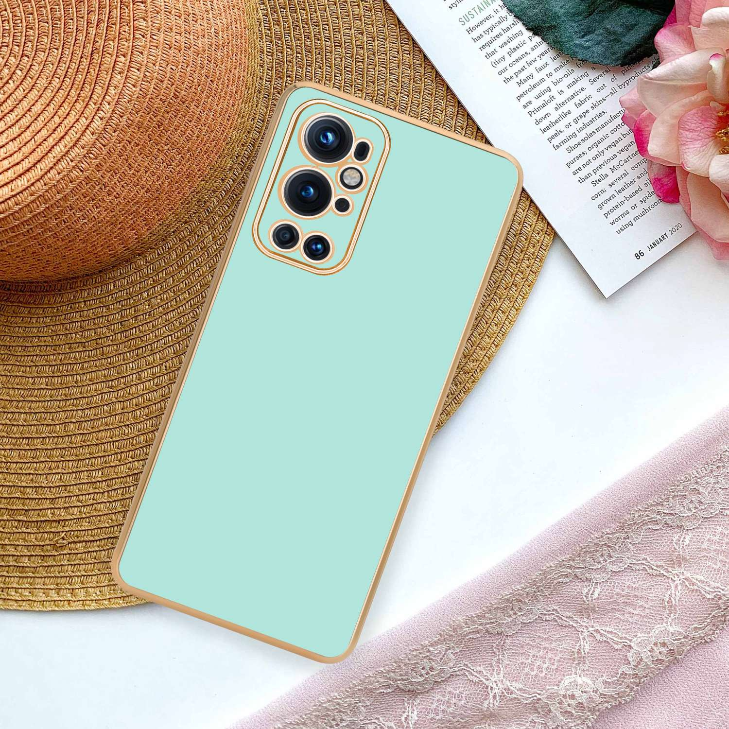 Custodia per telefono verde menta, tre obiettivi della fotocamera, bordo dorato.