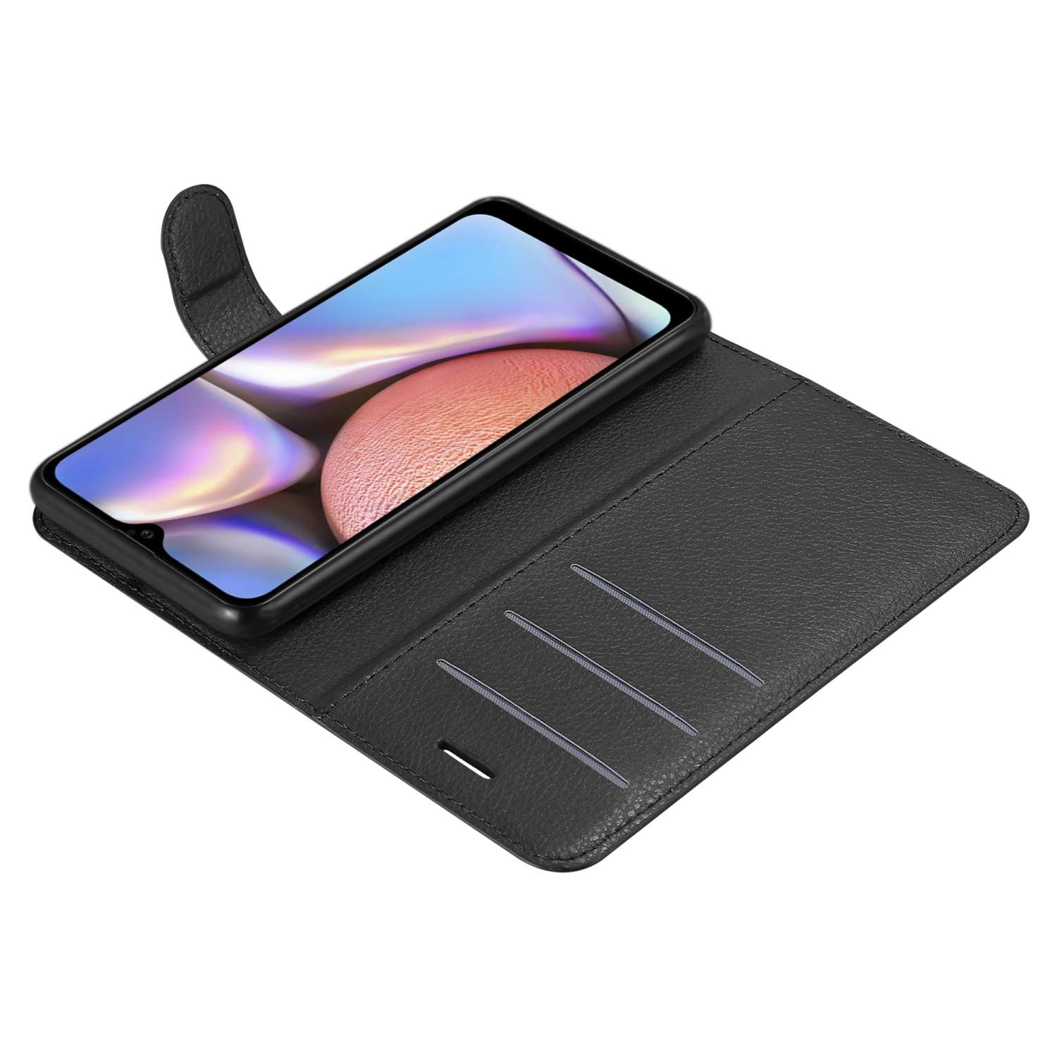 Un telefono è all'interno di una custodia a portafoglio nera. La custodia è aperta, mostrando fessure per carte e lo schermo del telefono.