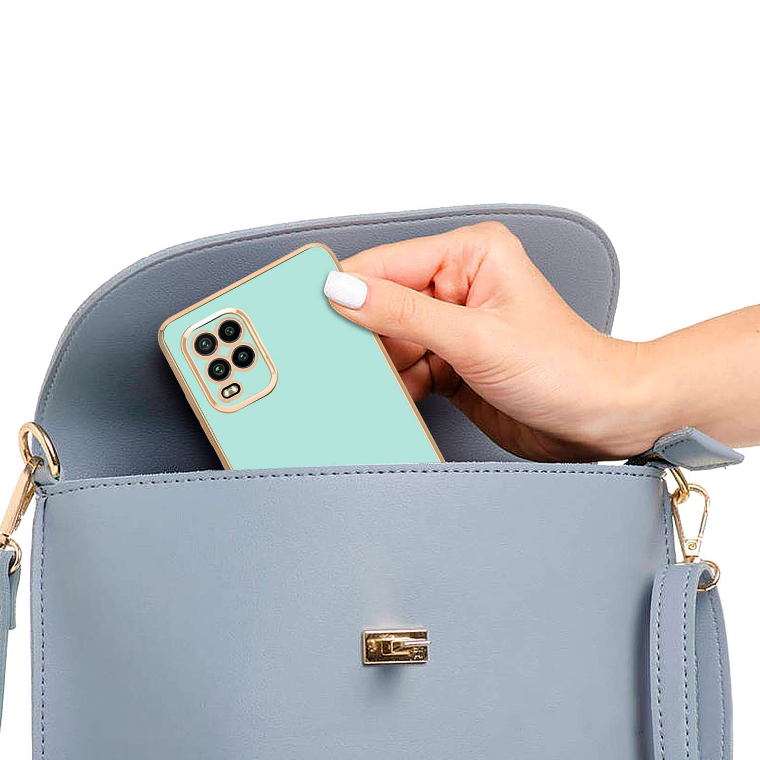 Mano che tiene un telefono con custodia teal, in una borsa grigia.