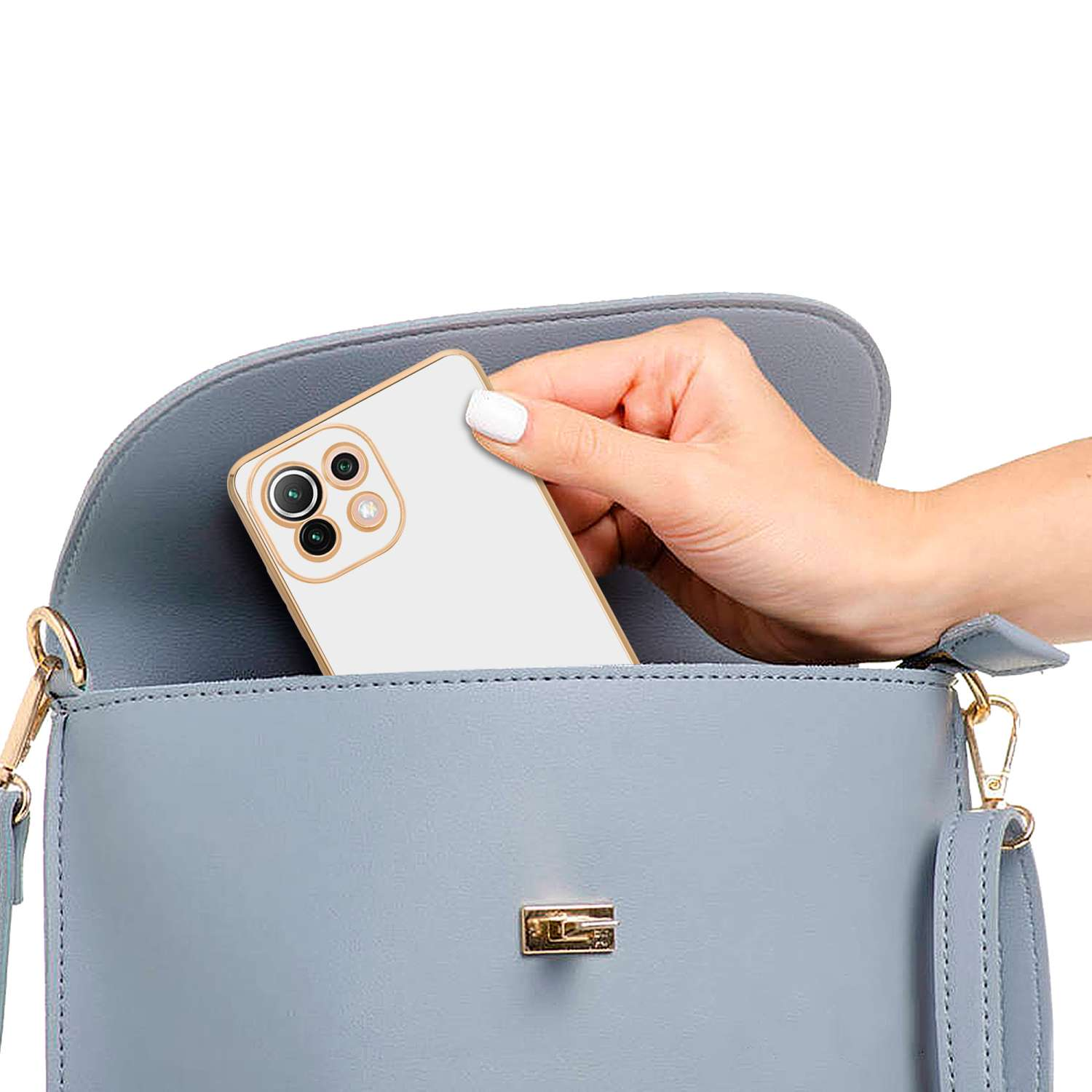Mano che mette un telefono in una borsa blu. Custodia bianca.
