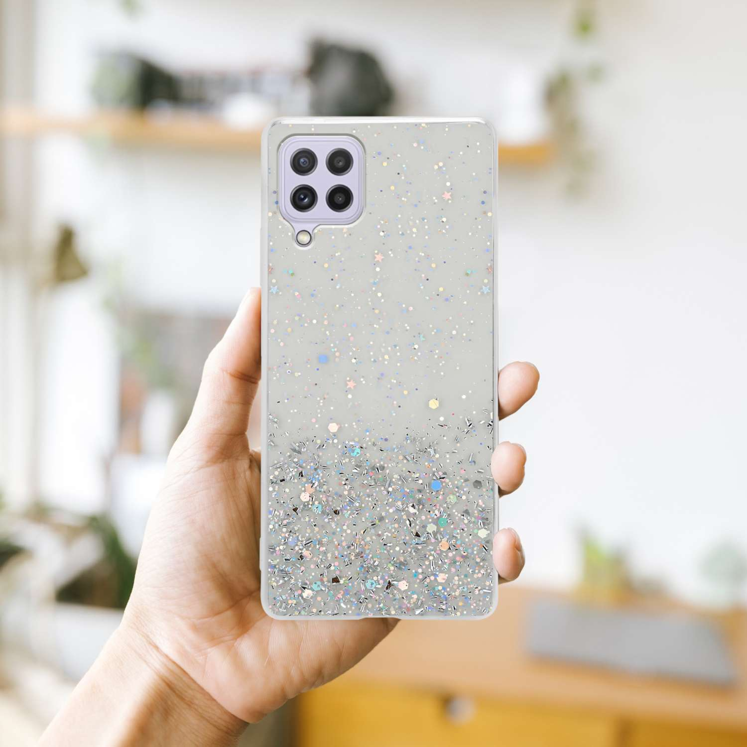 Una mano che tiene una custodia per telefono con glitter. La custodia è trasparente.