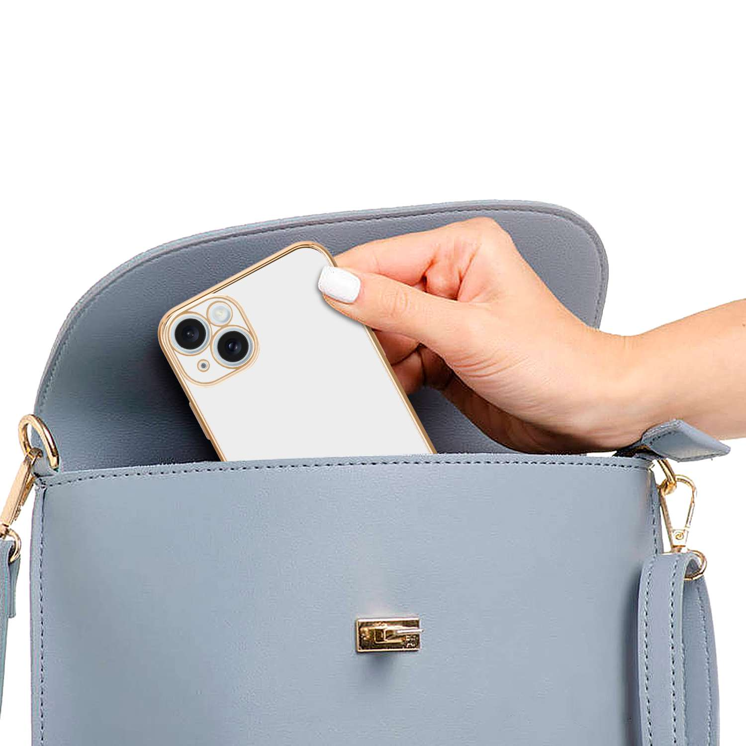 Hand hält ein Telefon mit goldenem Rahmen in einer blauen Handtasche.