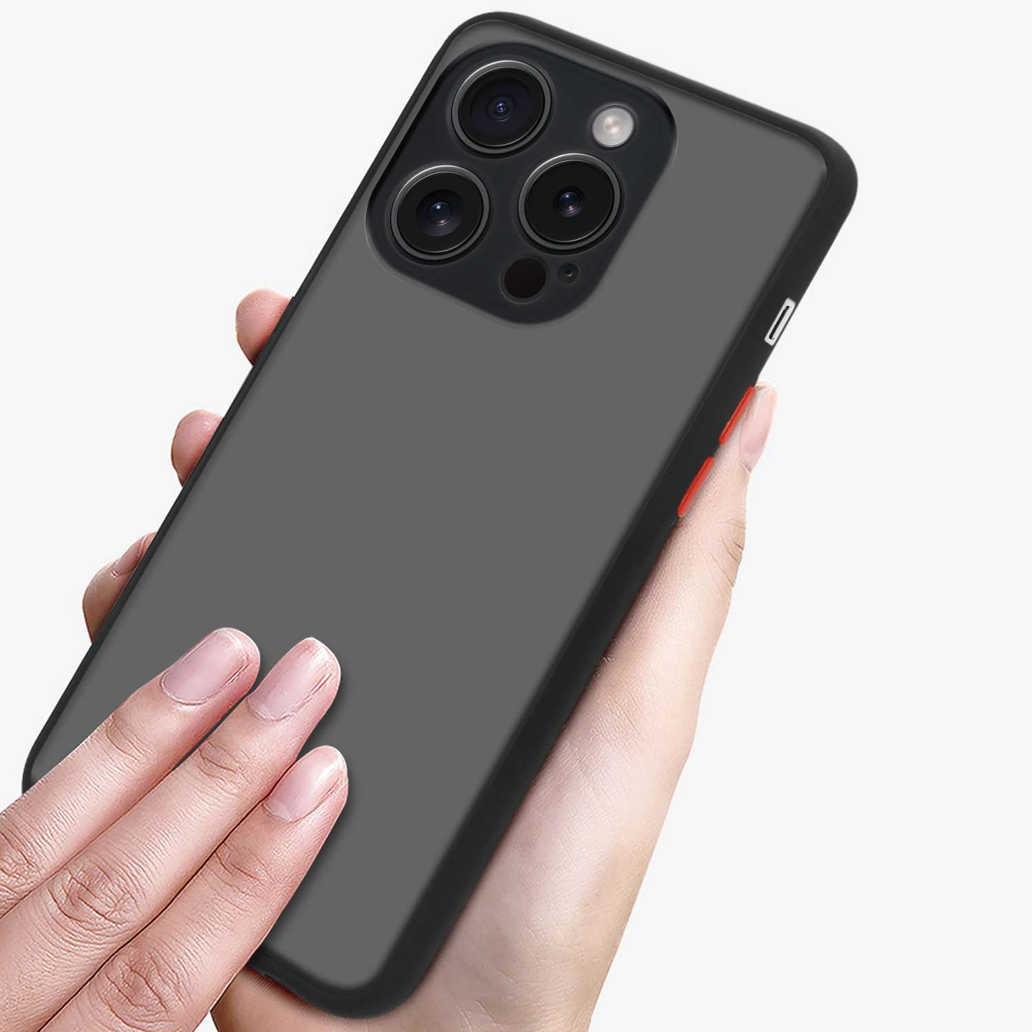 Mano che tiene un telefono in una custodia nera. Il telefono ha più fotocamere. Pulsante laterale rosso visibile.