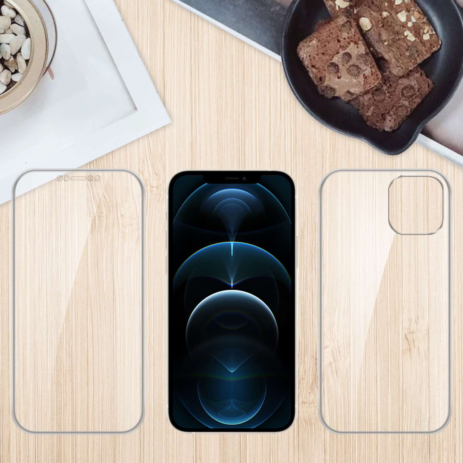 Telefono, protezione schermo, brownie e accessori su un tavolo di legno.