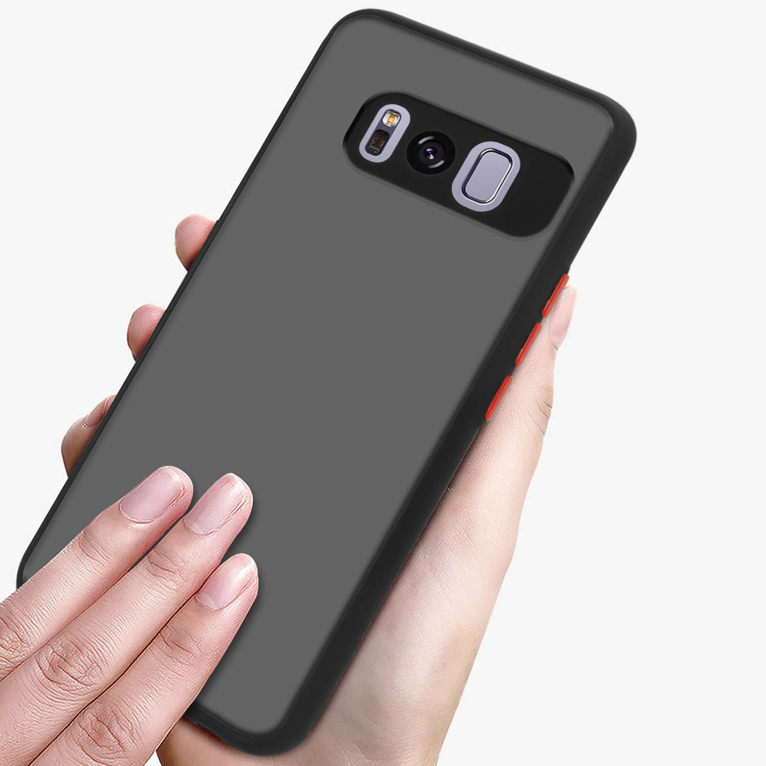 Eine Hand hält eine graue Handyhülle mit roter Taste. Die Hülle ist auf der Rückseite des Telefons.